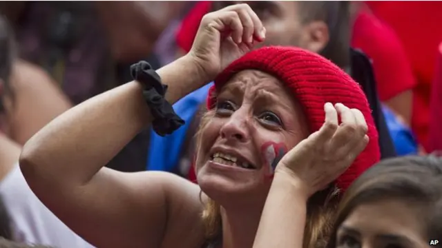 مشجعة من كوستاريكا بدت خائفة بعد تعادل اليونان أمام منتخب بلادها الذي فاز في النهاية بركلات الترجيح.