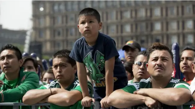 في منطقة زوكالوا، في مدينة مكسيكو سيتي، تجمع أكثر من 80 ألف شخص لمتابعة المباراة مع منتخب هولندا الذي أخرج منتخبهم من كأس العالم.