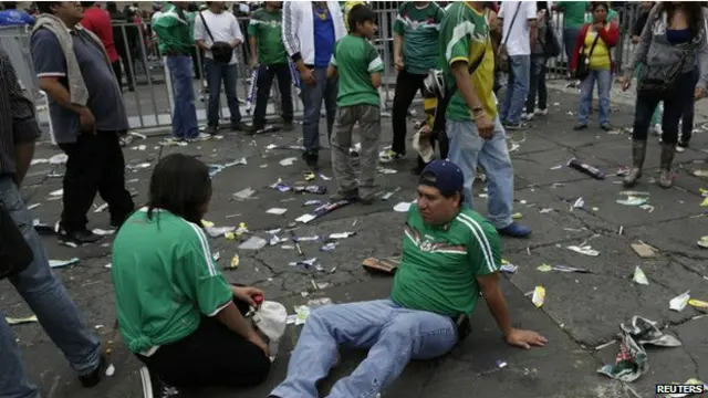 كثير من المشجعين المكسيكيين حملوا الحكم مسؤولية هزيمة فريقهم أمام هولندا.