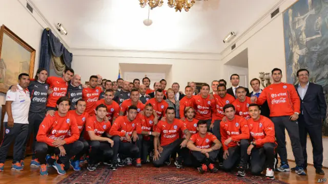 چلی کی فٹبال ٹیم اپنے ملک کی صدر کے ساتھ 