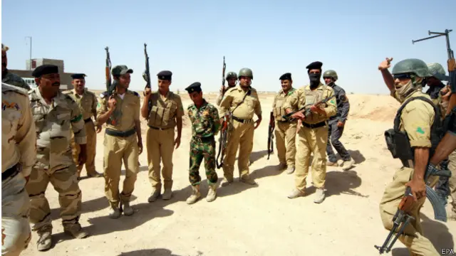 القوات العراقية تأخذ مواقعها على الحدود بين الأنبار وكربلاء جنوب غربي العراق.