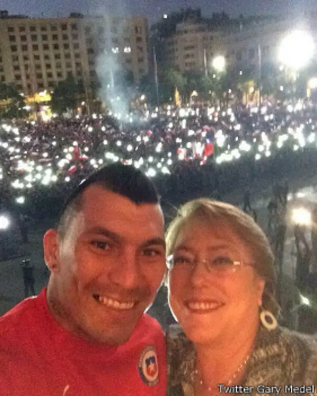 Selfie de Gary Medel y la presidenta Michelle Bachelet.