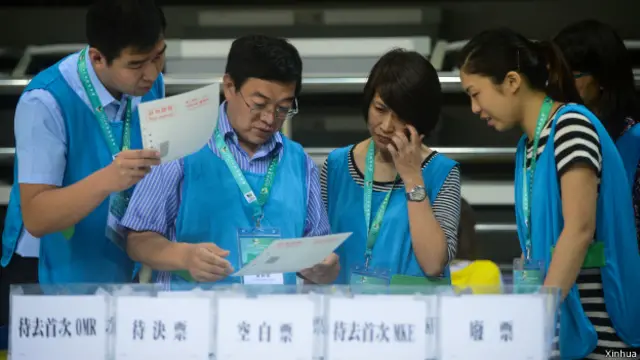 6月29日，投票站工作人員在梳理選票。