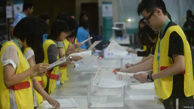 澳門特區第四屆行政長官選舉委員會委員選舉投票結束。6月29日，票站工作人員在點數選票。