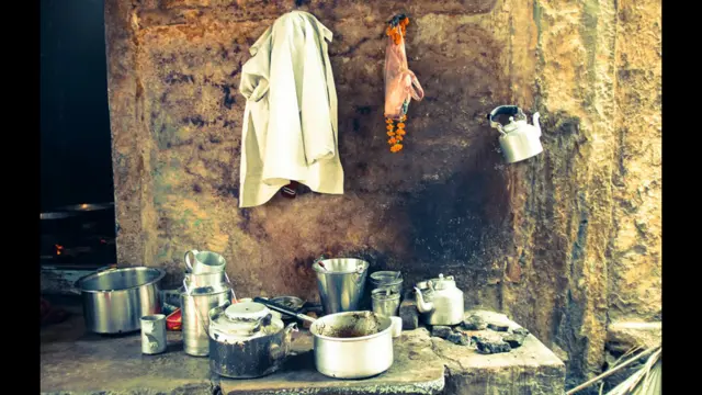 چائے کے سٹال اکثر نسل در نسل چلتے ہیں۔ بھارت کے قدیم اور مقدس شہر بنارس (جس کا نام بدل کر وارانسی رکھ دیا گیا ہے) میں چائے کی اس دکان کے مالک کو بھی یہ دکان وراثت میں ملی ہے۔ 