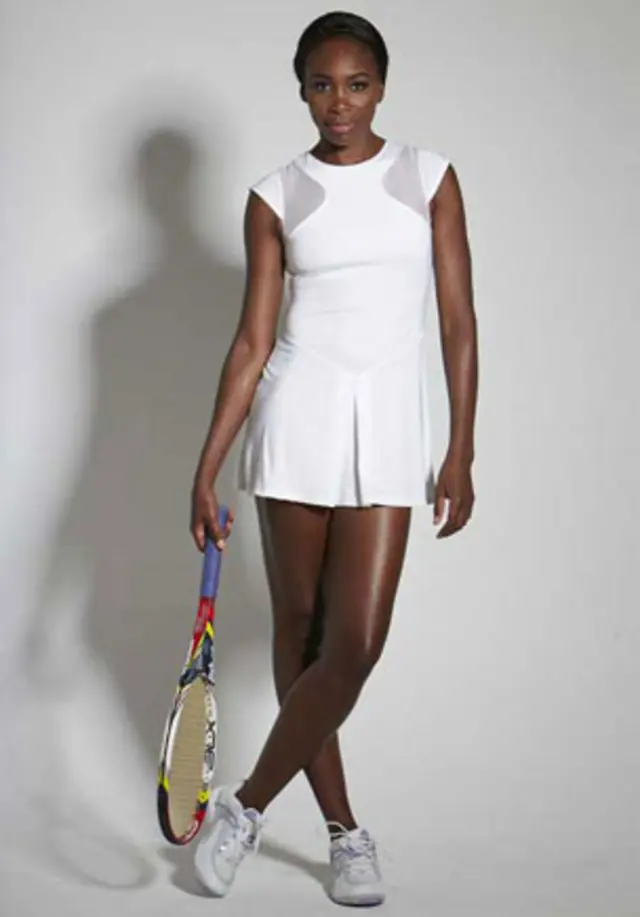 大威廉姆斯身穿白色EleVen by Venu“温布尔顿露背网球裙”现身温网