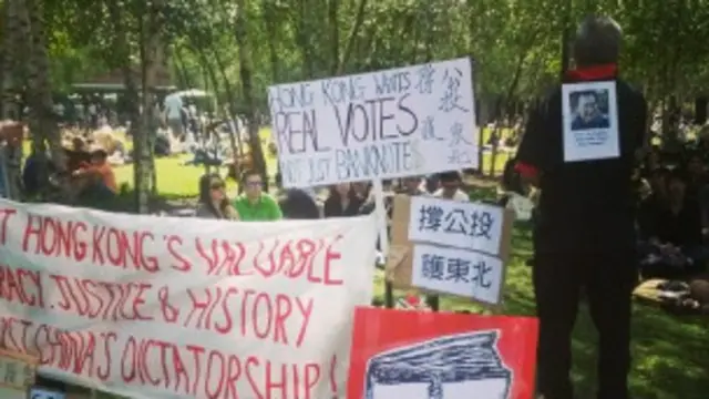 吴晓旭代表”海外港人联盟”在伦敦泰特现代艺术馆门外举行的声援