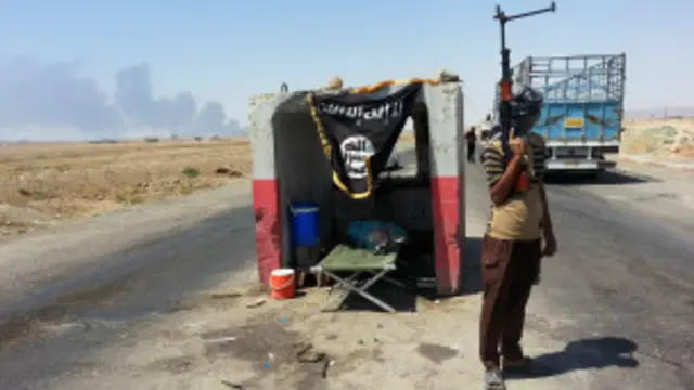 داعش کے جنگجوؤں نے علاقے پر قبضہ کر رکھا ہے اور وہاں خلافت کے نفاذ کا اعلان کیا ہے