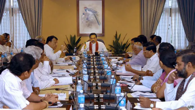 ජනාධිපති මහින්ද රාජපක්ෂ අමාත්‍ය මණ්ඩල රැස්වීමකදී 