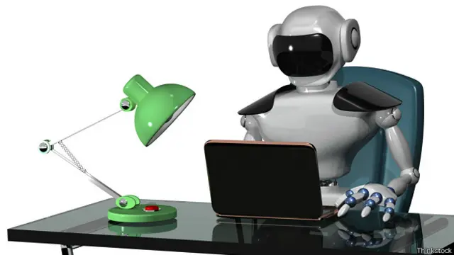 Робот за письменным столом