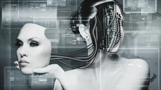 Девушка с компьютером в голове