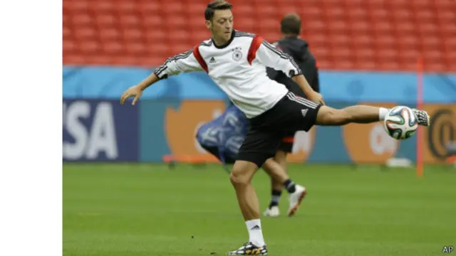 مسعود اوزیل بازیکن تیم ملی آلمان گفته در جام جهانی روزه نخواهد گرفت