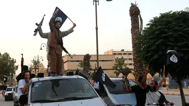 هواداران داعش پس از اعلام خلافت این گروه در رقه به خیابان ریختند