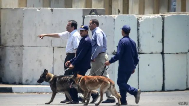 خبراء المتفجرات يمشطون محيط قصر الاتحادية بالقاهرة