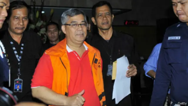 KPK terlebih dahulu menangkap Akil sebelum menetapkan Ratu Atut sebagai tersangka.