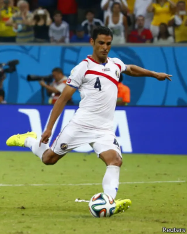 Umana lanza el penal decisivo para Costa Rica