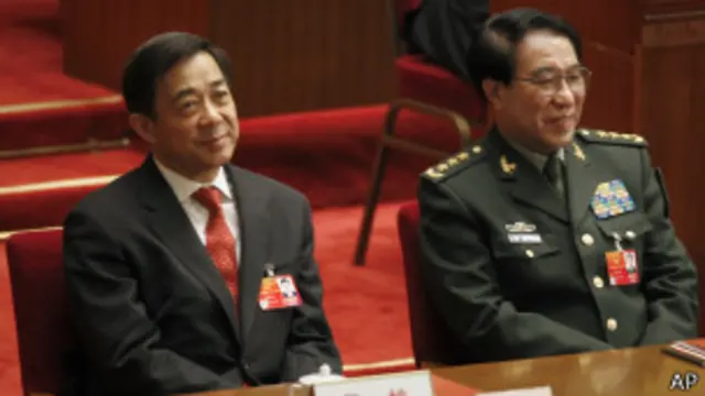 Бо Силай и Сюй Цайхоу на заседании политбюро