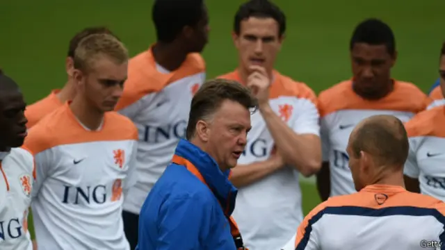 Ông bầu Louis Van Gaal và các cầu thủ tuyển Hà Lan.