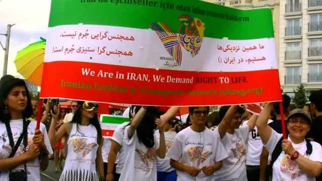 گروه ایرانی یا گروه شش رنگی‌ها با ورود به صف رژه، مورد استقبال شدید قرار گرفتند به حدی که برخی از آنها تحت تاثیر این موج همبستگی، از شادی اشک می‌ریختند