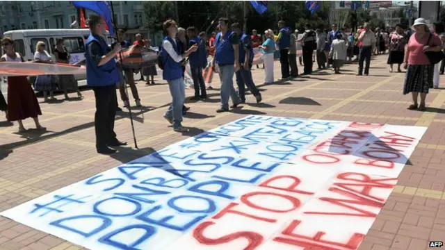 تظاهرکنندگان در شرق اوکراین گرد هم آمده اند تا علیه عملیات نظامی دولت در این مناطق اعتراض کنند