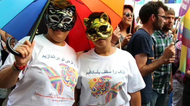 برخی از شرکت کنندگان ایرانی، به دلیل ترس از شناخته شدن و مورد آزار و اذیت قرار گرفتن، صورت‌های خود را با ماسک پوشانده بودند 