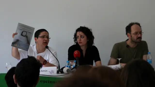 پنل سخنرانی «نه به تغییر جنسیت اجباری»، پنجشنبه 25 جون 2014 بخشی از برنامه‌های جشن پراید (جشن افتخارهمجنسگرایان و ترنسجندرها و مبارزه با هموفوبیا و ترنس فوبیا)از سوی شبکه شش رنگ برگزار شد. 