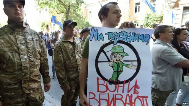 معترضان در کی یف خواهان ادامه عملیات نظامی دولت در شرق اوکراین هستند