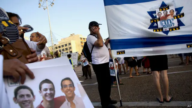 Изображения троих пропавших на флаге Израиля 29 июня 2014 года