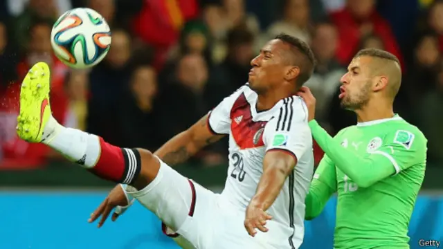 Trung vệ Boateng tranh bóng với tiền vệ Slimani ở giữa hiệp một.