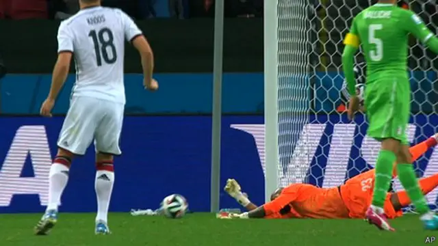 Kroos suýt ghi bàn cho tuyển Đức ở cuối hiệp một.