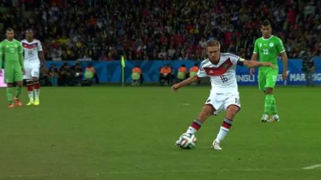 Lahm có pha công thành trái phá ở giữa hiệp hai, nhưng vẫn chưa thể mở tỷ số cho Đức.