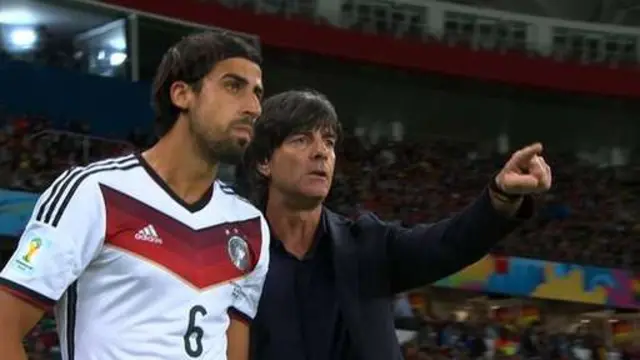 Ông bầu Loev dặn dò Khedira khi anh vào sân thay cho Mustafi.