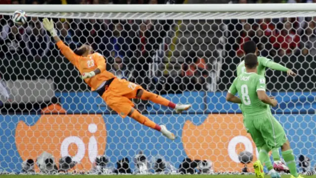 Thủ thành Algeria M'Bolhi tung người rất đẹp cản phá pha sút xa của Philipp Lahm ở hiệp hai.