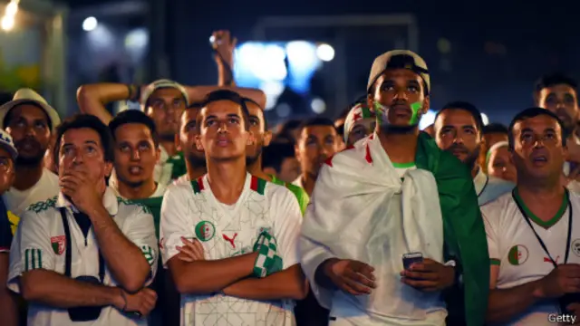 Cổ động viên Algeria lo lắng cho đội nhà đang bị dẫn điểm.