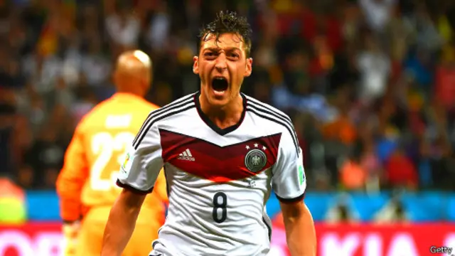 Bàn thắng thứ hai của Ozil là quyết định khi đưa tuyển Đức chắc chân vào tứ kết.