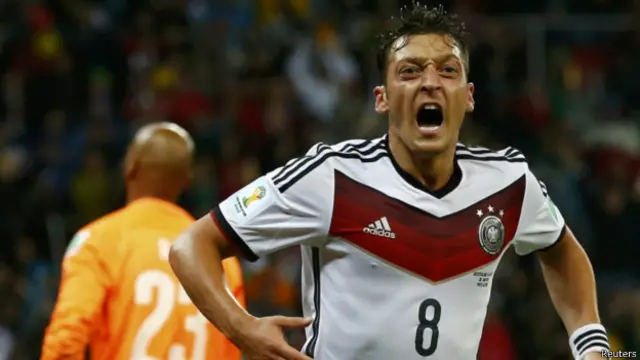 मिसुत औज़िल गोल करने के बाद