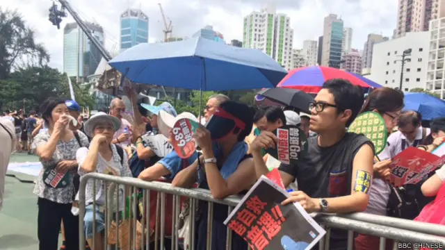 参加多个泛民团体发起的七一游行人潮聚集香港维园(BBC中文网照片)
