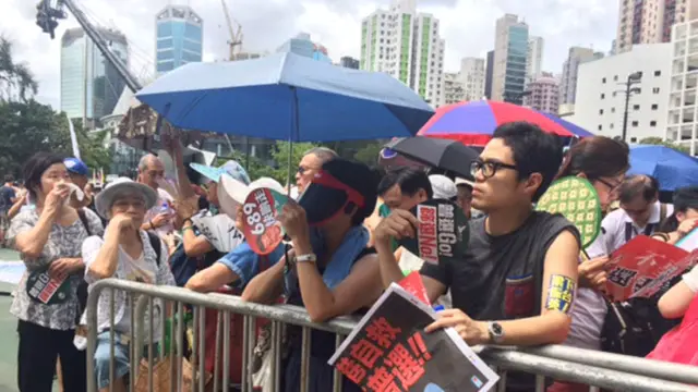 參加「七一」遊行的人潮，已在出發前一個小時，開始陸續抵達維多利亞公園 。