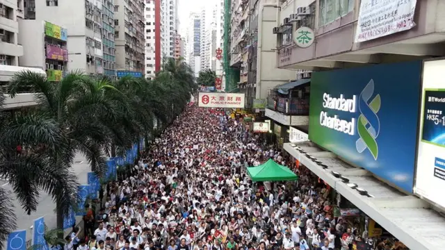 隊伍通過灣仔鬧市