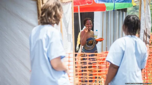 امضت سيا بينتو اكثر من عشرة أيام في مركز العلاج حيث ظن فريق العاملين أكثر من مرة أنها لن تكتب لها النجاة. ولكنها تغلبت على المرض. وعلى الرغم من عدم وجود علاج للإيبولا، يحاول الاطباء تقوية جسد المريض وعلاج الاعراض.