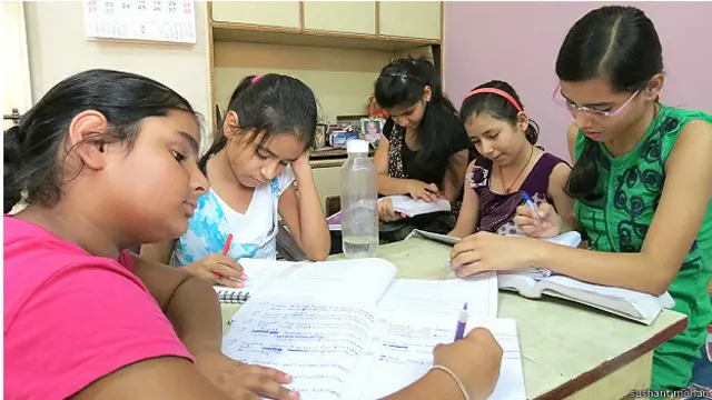 होमवर्क करते बच्चे