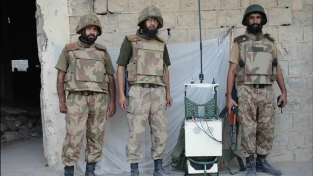 پاکستان فوج کے ترجمان کے مطابق وزیرستان کے فوجی آپریشن ضرب عضب کے دوران دیسی ساخت کے بم بنانے کی فیکٹری کا پتہ چلا ہے جس کی تصاویر جاری کی گئی ہیں۔