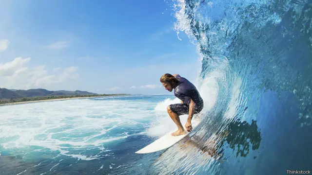 Серфер поймал волну