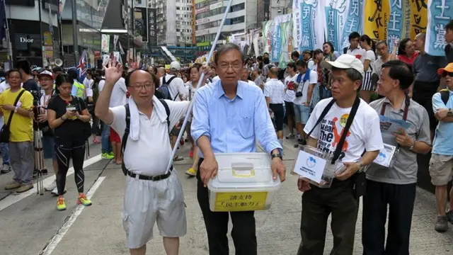 真普聯盟的召集人鄭宇碩（圖中）也參加了七一大遊行。真普選聯盟提出的方案在29號結束的全民公投中獲票最多