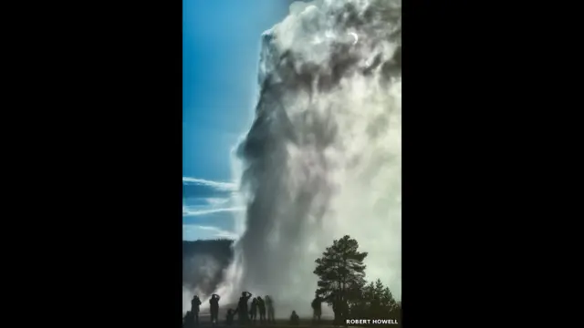 Eclipse e Old Faithful © Robert Howell (EUA)