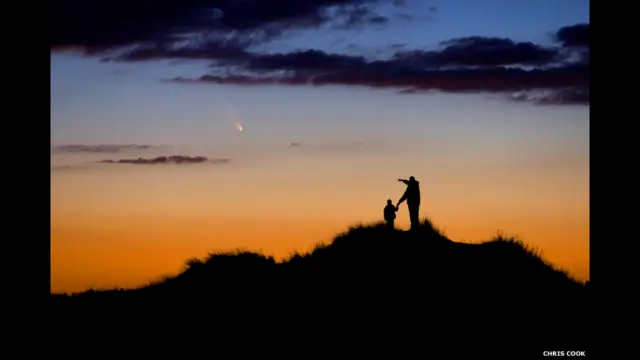 Pai e filho observam cometa PanSTARRS © Chris Cook (EUA)