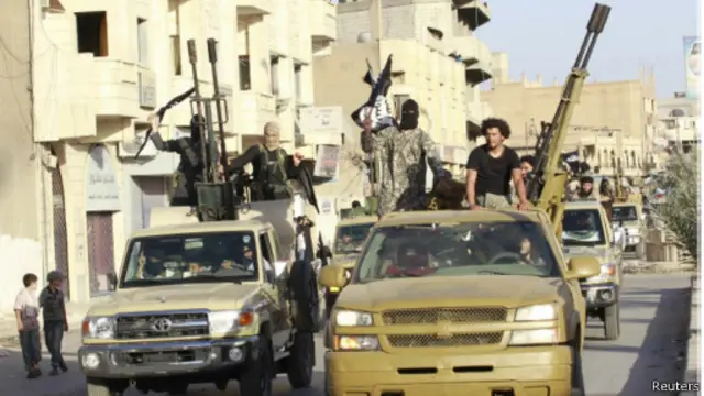 تقول مصادر قبلية وإنهم أبلغوا في اجتماع في مدينة الموصل بضرورة قسم الولاء للخلافة الجديدة