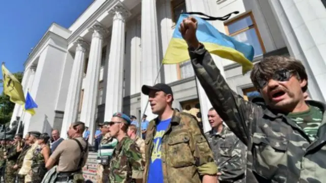 المتظاهرون ضغطوا على الحكومة الأوكرانية لإنهاء الهدنة.