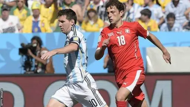 Messi tả xung hữu đột trong khi bị hàng thủ áo đỏ chăm sóc ngay từ đầu.