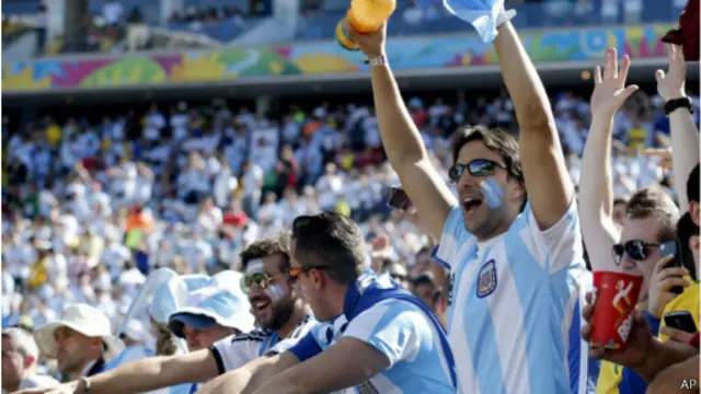 Các cổ động viên Argentina hào hứng theo dõi trận đấu trên khán đài.